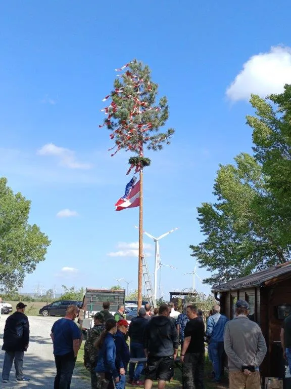 Maibaum aufstellen 2024 – Dreibirkenteich
